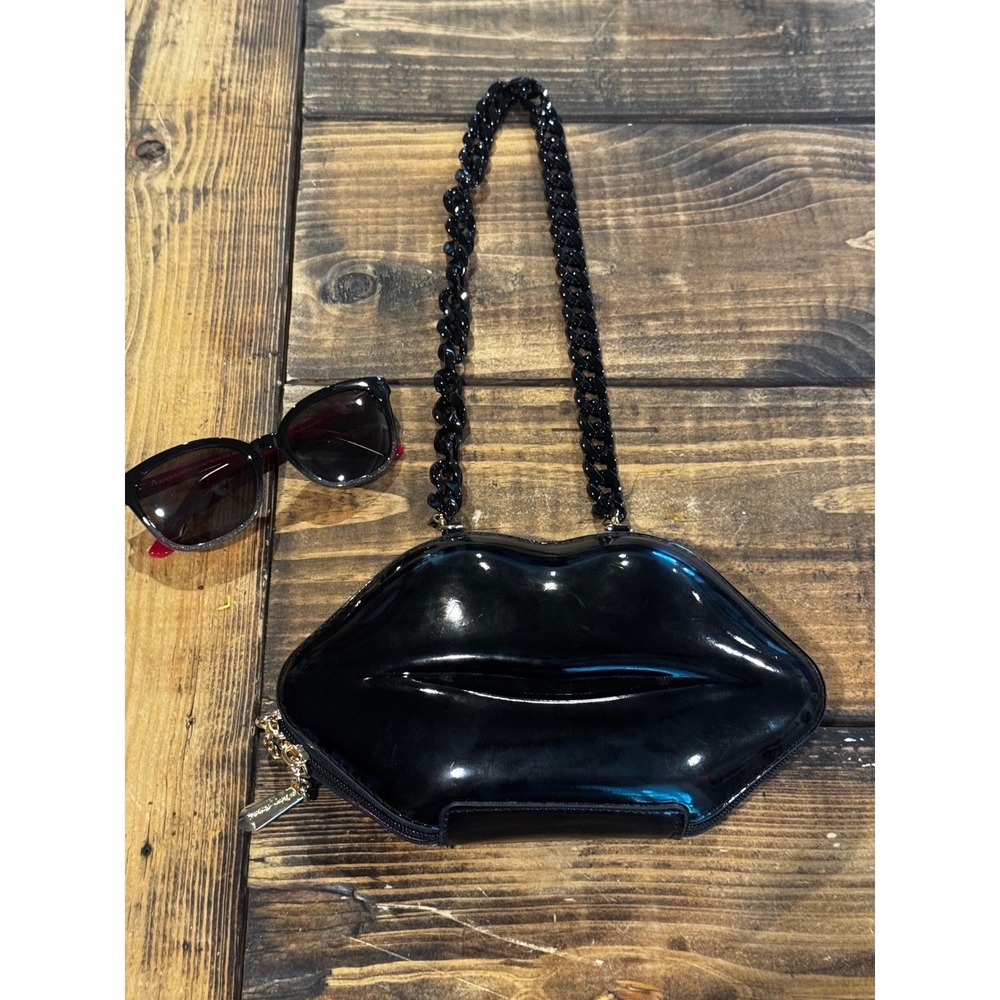 Betsey Johnson Black Lips Crossbody Bag and Heart Sunglasses Set BE303-BLK - Picture 4 of 11